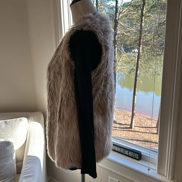 Dylan Rose Ombré Faux Fur Vest, NWOT, Size Small - Picture 3 of 7